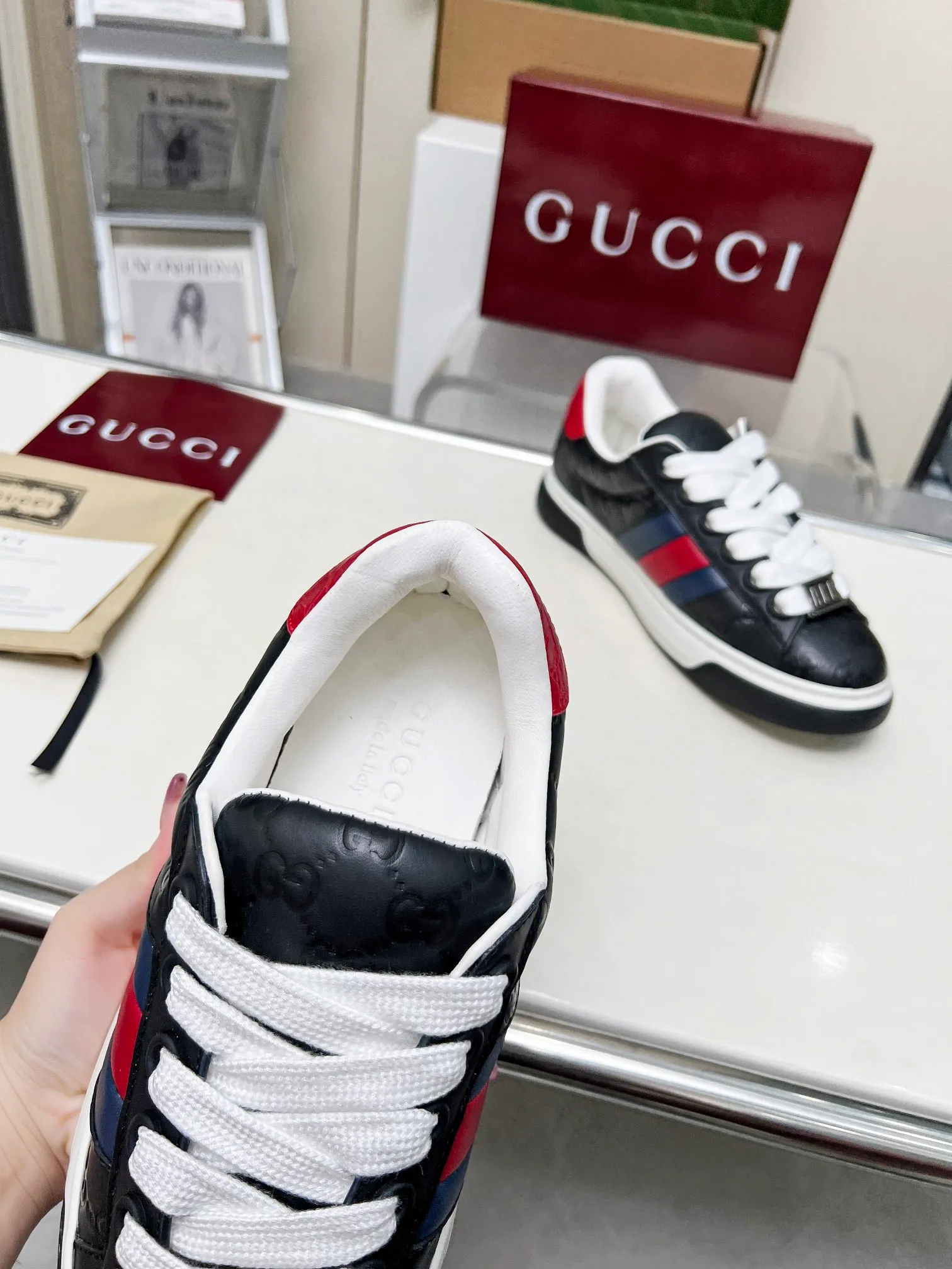 P660 embossed layout ❤️❤️❤️Gucci Gucci's latest Ace series casual sneakers for couples 🌸🌸🌸Original purchase, development and production. Since the advent of Gucci, the Ace series of sneakers has continued the brand narrative, and its ingenuity has made it the main product. The new series presents a distinctive low-top design with unique details to reinterpret the sneaker silhouette. The lace fixation is decorated with an "ACE" metal logo, and the thickened structure delicately creates a stiff shoe shape. 💖💖💖Gucci’s classic red and green striped webbing adds to the charm of the entire design. ☑️Fabric: Original imported first-layer cowhide ☑️Inner lining: Original customized soft cowhide ☑️Bottom thickness: 3CM ☑️Size: Female 35-40 Male 40-45